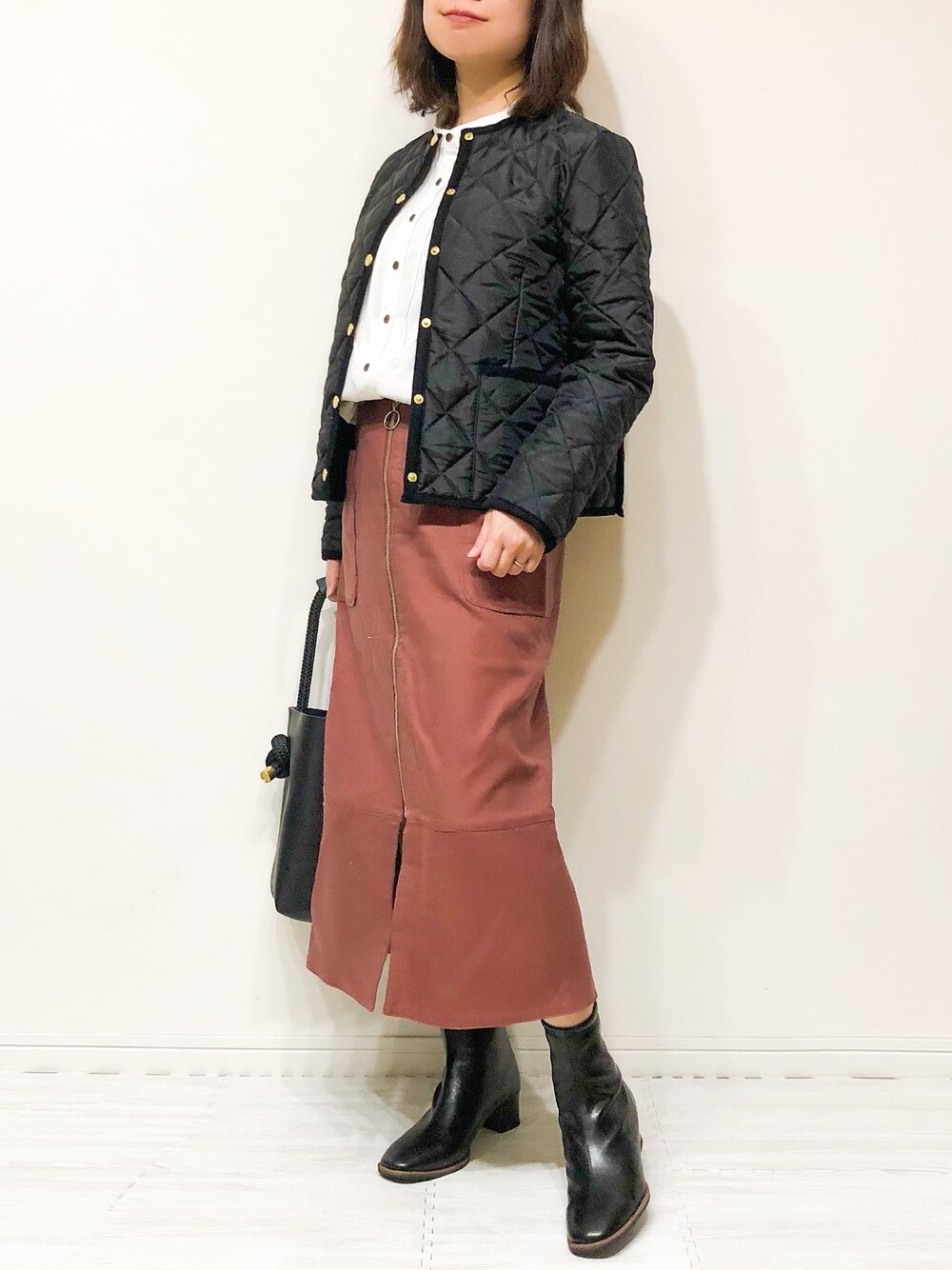 「オトナ女子、大人カジュアル、秋冬コーデ、キルティングジャケット、タイトスカート、ノーカラーシャツ、ショートブーツ、シンプルコーデ、シャツスタイル、ブーツ」｜「Traditional WeatherwearのARKLEY（ノーカラージャケット、ブラック系）」を使った、chakoさん（レディース・155cm）の冬コーディネートの1枚目の写真
