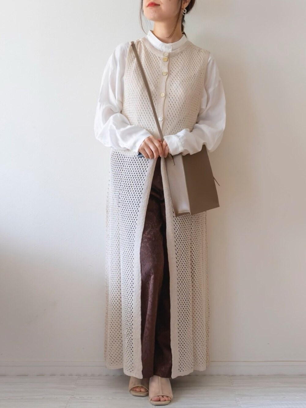 ホワイト系のシャツ/ブラウス、ブラウン系のショルダーバッグ、ブラウン系のその他パンツを着用したレディースの春コーディネートの1枚目の写真