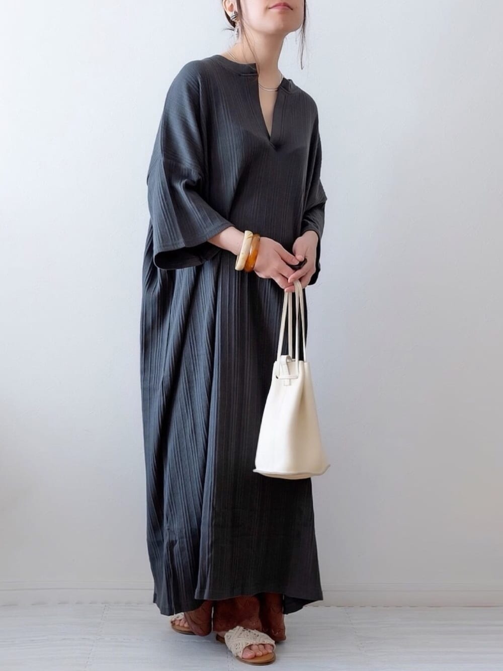 ベージュ系のショルダーバッグ、ブラウン系のその他パンツ、ホワイト系のサンダルを着用したレディースの春コーディネートの1枚目の写真