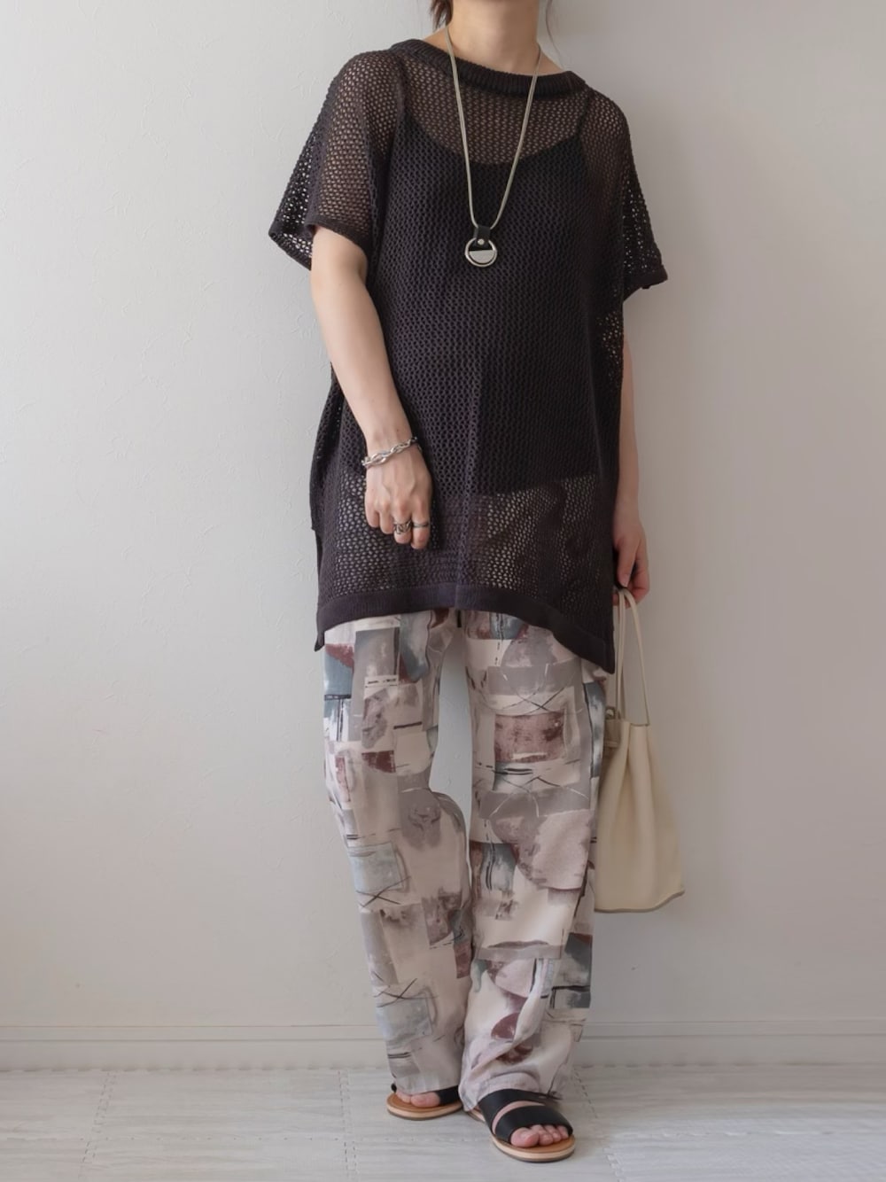 グレー系のニット/セーター、パープル系のその他パンツ、ブラック系のサンダルを着用したレディースの春コーディネートの1枚目の写真