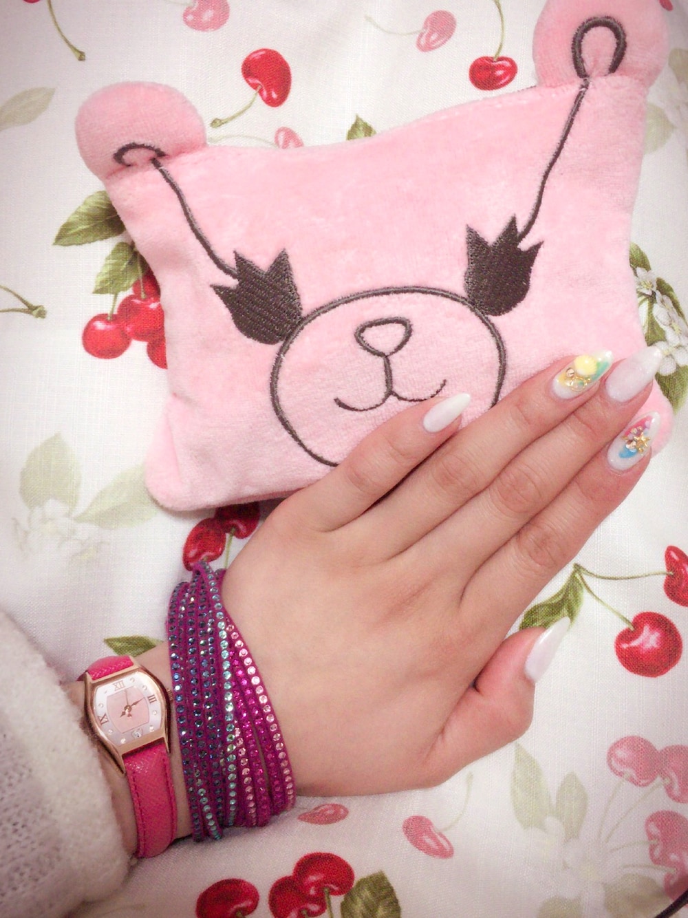 「ネイル、シェル、ワンピース、outfit、STG、Samantha Thavasa、Samantha Tiara、腕時計、ピンク、fashion」｜「Samantha Thavasaのアイテム（ポーチ、ピンク系）」を使った、Ayaka Onishiさん（レディース・155cm）の春コーディネートの1枚目の写真