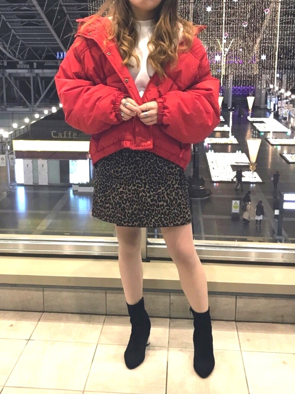 「ダウンジャケット、赤ダウンジャケット、outfit、レオパードスカート、おしゃれさんと繋がりたい、レオパード柄、GU、ブーツ、WHO’S WHO gallery、ストリートカジュアル」｜「WHO'S WHO galleryのDカンラップミニスカート（スカート、その他）」を使った、yukiさん（レディース・157cm）の冬コーディネートの1枚目の写真