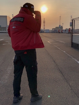 「アイテム（ミリタリージャケット、レッド系）」を使った、ざきさん（メンズ・173cm）の春コーディネート