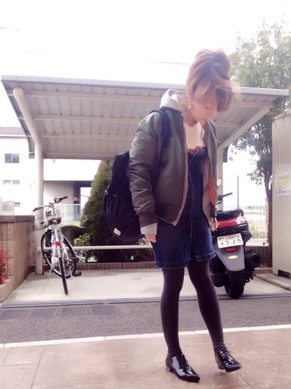 ホワイト系のスウェット、グリーン系のミリタリージャケット、ブルー系のワンピース/ドレスを着用したレディースの冬コーディネートの1枚目の写真