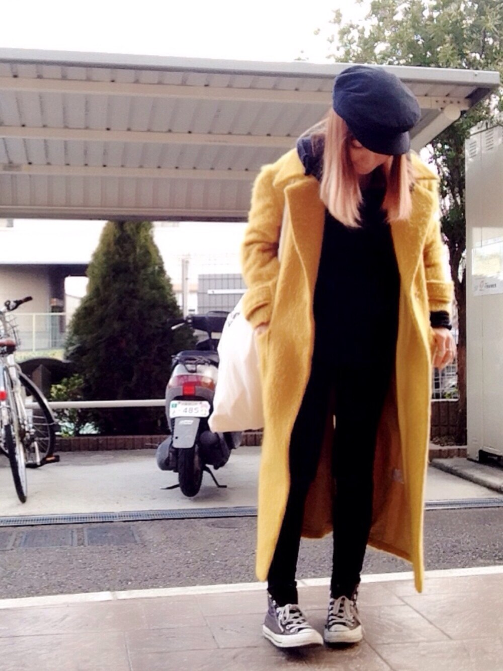 ブラック系のパーカー、ブラック系のデニムパンツ、ブラック系のスニーカーを着用したレディースの春コーディネートの1枚目の写真