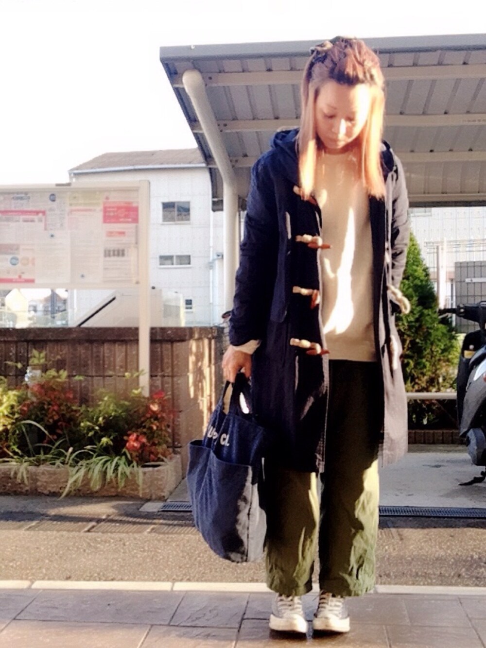「カモフラ、リボン、スニーカー、スウェット、カーゴパンツ、ダッフルコート、ショルダーバッグ」｜「CANAL JEANのvia j (ヴィアジェイ)  裏起毛ポケット付きBIGトレーナー（Tシャツ/カットソー、ホワイト系）」を使った、いく☆さん（レディース・153cm）の春コーディネートの1枚目の写真
