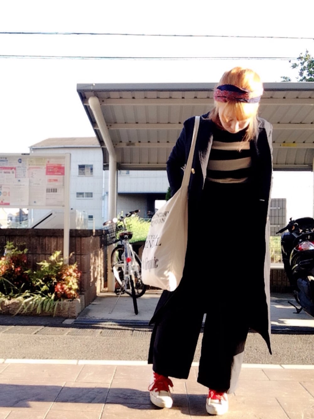 ブルー系のニット/セーター、ブルー系のその他パンツ、ブルー系のチェスターコートを着用したレディースの春コーディネートの1枚目の写真