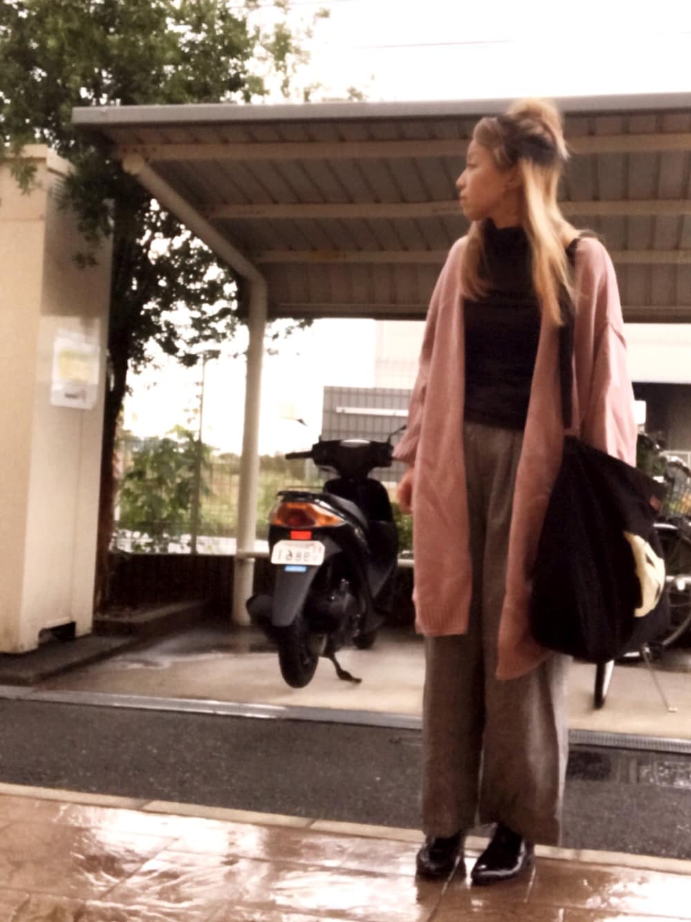 グレー系のTシャツ/カットソー、ブラック系のその他パンツ、ピンク系のカーディガン/ボレロを着用したレディースの秋コーディネートの1枚目の写真