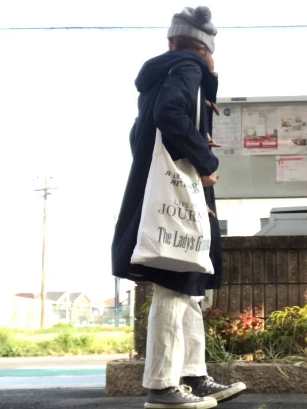 「オーバーオール、ボーダー、ニット帽、ショルダーバッグ、スニーカー、ピアス」｜「TODAYFULのイニシャルニットキャップ（ニットキャップ/ビーニー、その他）」を使った、いく☆さん（レディース・153cm）の春コーディネートの1枚目の写真