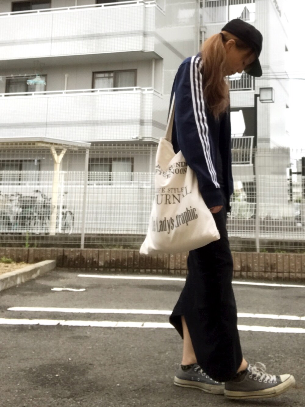 「ロング丈、ワンピース、タートルネック、スニーカー、ジャージ、ショルダーバッグ、キャップ、ピアス、シルバーアクセサリー、adidasフェス2018夏」｜「TODAYFULのイニシャルキャップ（キャップ、ブラック系）」を使った、いく☆さん（レディース・153cm）の春コーディネートの1枚目の写真