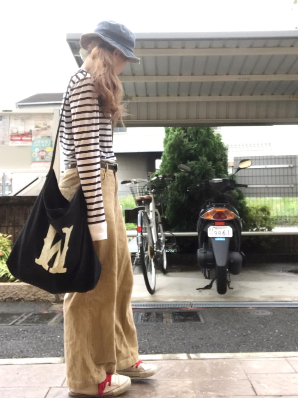 「ボーダー、コーデュロイ、ワイドパンツ、ショルダーバッグ、ピアス、バケットハット、デニム、ハイカットスニーカー、白いスニーカー、ベルト」｜「TODAYFULのキャンバスバケットハット（ハット、ブルー系）」を使った、いく☆さん（レディース・153cm）の夏コーディネートの1枚目の写真