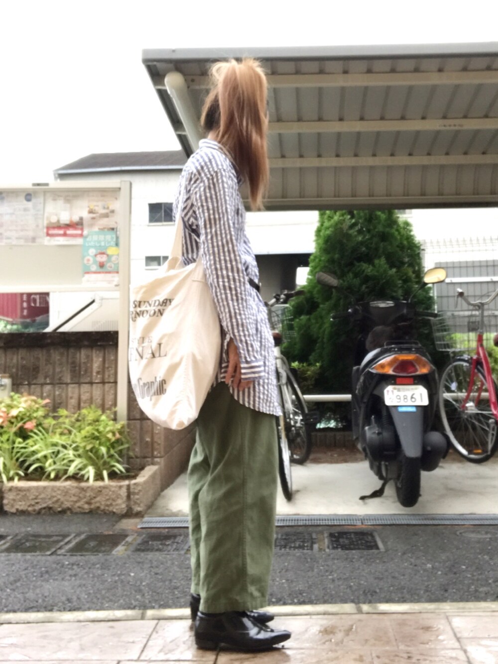 「カーゴパンツ、ストライプ、ワンピース、ショルダーバッグ、シルバーアクセサリー、ピアス、ベルト」｜「TODAYFULのプレートバレッタ（バレッタ/ヘアクリップ、シルバー系）」を使った、いく☆さん（レディース・153cm）の夏コーディネートの1枚目の写真