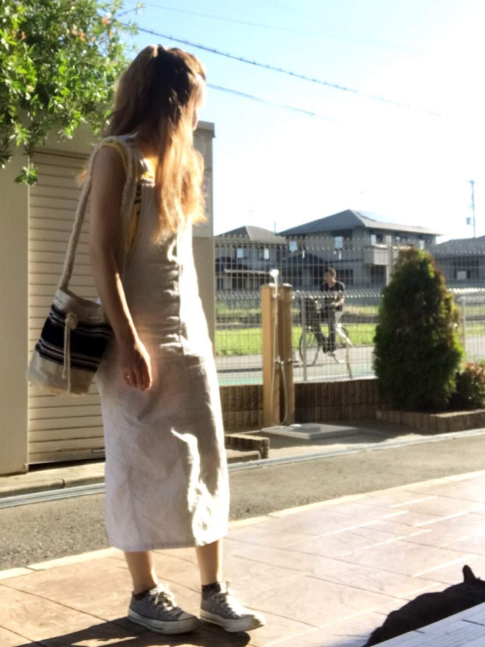 「サロペット、タンクトップ、レイヤードスタイル、スニーカー、ショルダーバッグ、シルバーアクセサリー、ピアス」｜「TODAYFULのプレートバレッタ（バレッタ/ヘアクリップ、シルバー系）」を使った、いく☆さん（レディース・153cm）の夏コーディネートの1枚目の写真
