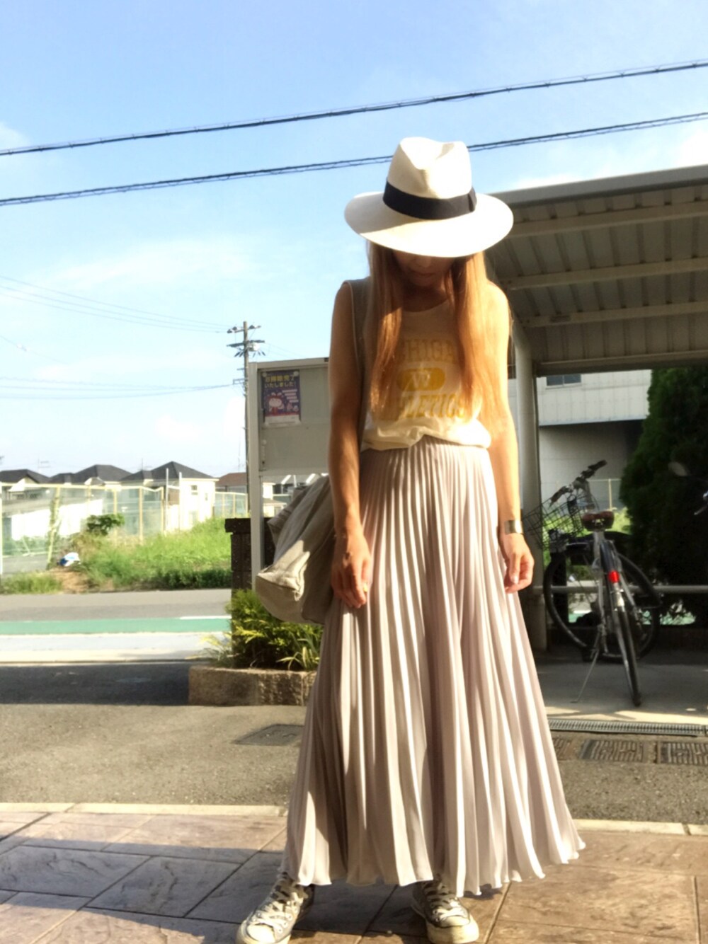 「プリーツスカート、ロングスカート、タンクトップ、ハット、ショルダーバッグ、スニーカー、ピアス、バングル」｜「MOUSSYのPANAMA HAT（ハット、ホワイト系）」を使った、いく☆さん（レディース・153cm）の夏コーディネートの1枚目の写真
