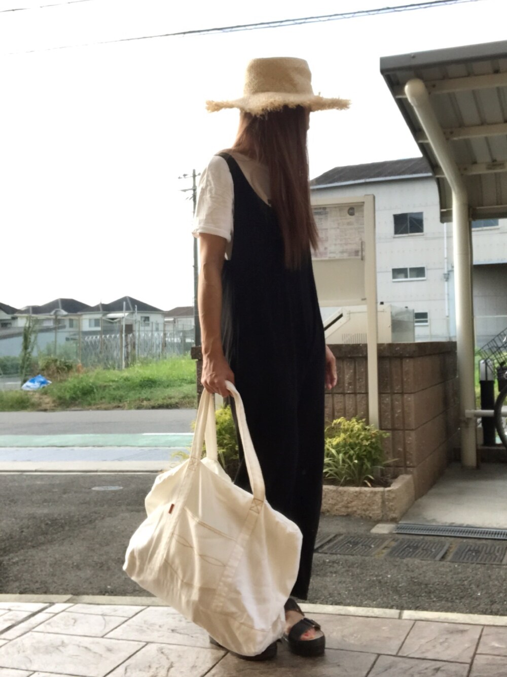「オールインワン、サンダル、ハット、麦わら帽子、モノトーン、白Tシャツ」｜「TODAYFULのARMY Tシャツ（Tシャツ/カットソー、ホワイト系）」を使った、いく☆さん（レディース・153cm）の夏コーディネートの1枚目の写真