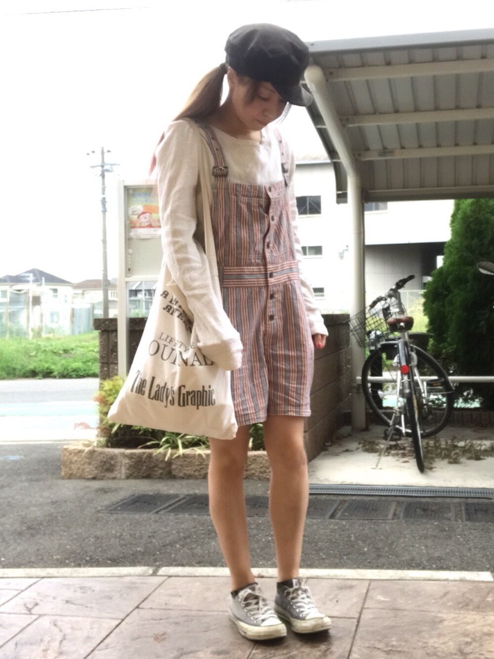 レッド系のサロペット/オーバーオール、ホワイト系のTシャツ/カットソー、ホワイト系のトートバッグを着用したレディースの秋コーディネートの1枚目の写真