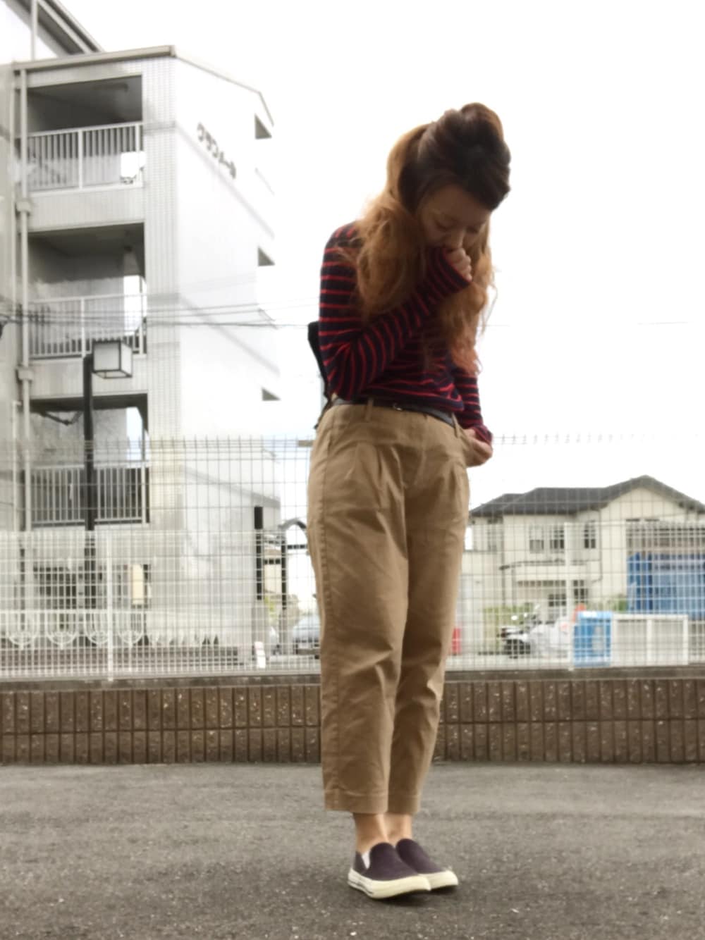 「ボーダー、ベージュのチノパン、ベルト、リュック、スリッポン、シルバーアクセサリー」｜「TODAYFULのプレートバレッタ（バレッタ/ヘアクリップ、シルバー系）」を使った、いく☆さん（レディース・153cm）の秋コーディネートの1枚目の写真