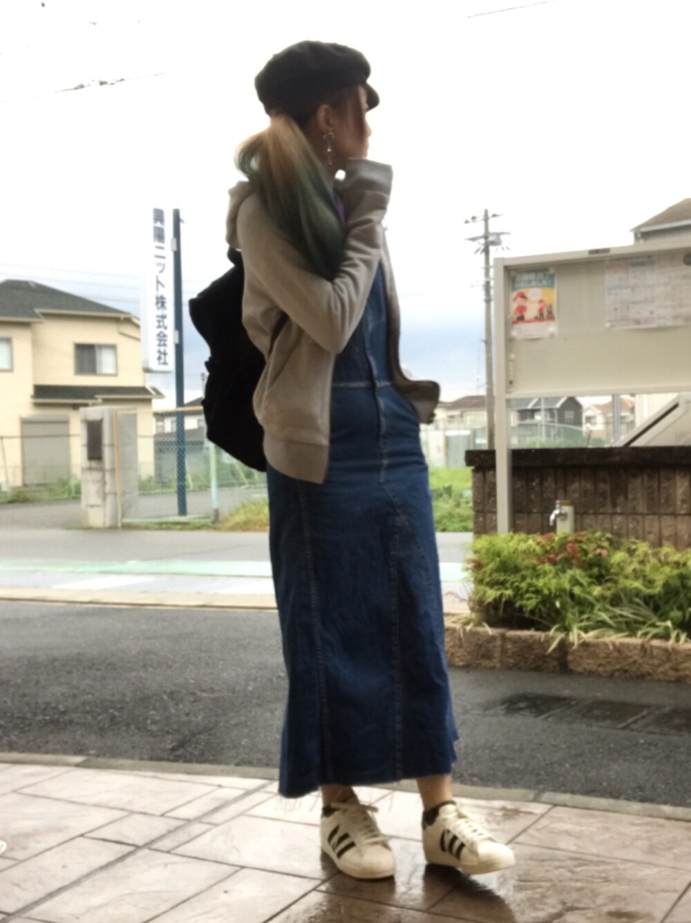 「wearhalloween2018、サロペット、デニム、グレーのパーカー、キャスケット、リュック、スニーカー」｜「TODAYFULのコーデゥロイベレー（ハンチング/ベレー帽、ブラック系）」を使った、いく☆さん（レディース・153cm）の秋コーディネートの1枚目の写真