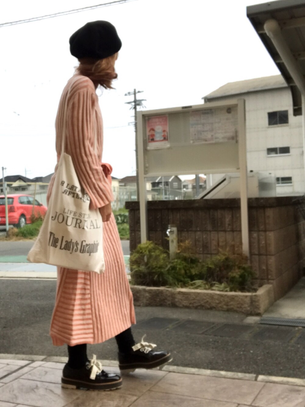 「ニット、ワンピース、ストライプ、エナメルシューズ、ショルダーバッグ、ベレー帽、コーデュロイ」｜「TODAYFULのコーデゥロイベレー（ハンチング/ベレー帽、ブラック系）」を使った、いく☆さん（レディース・153cm）の春コーディネートの1枚目の写真