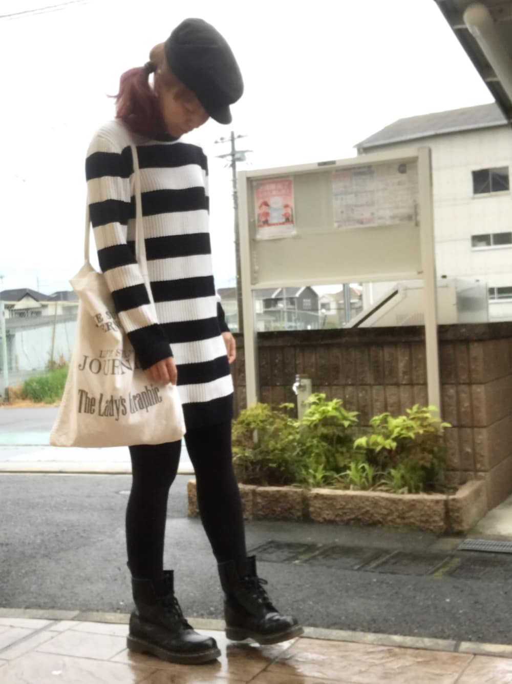 その他のワンピース、ホワイト系のトートバッグ、ブラック系のブーツを着用したレディースの春コーディネートの1枚目の写真