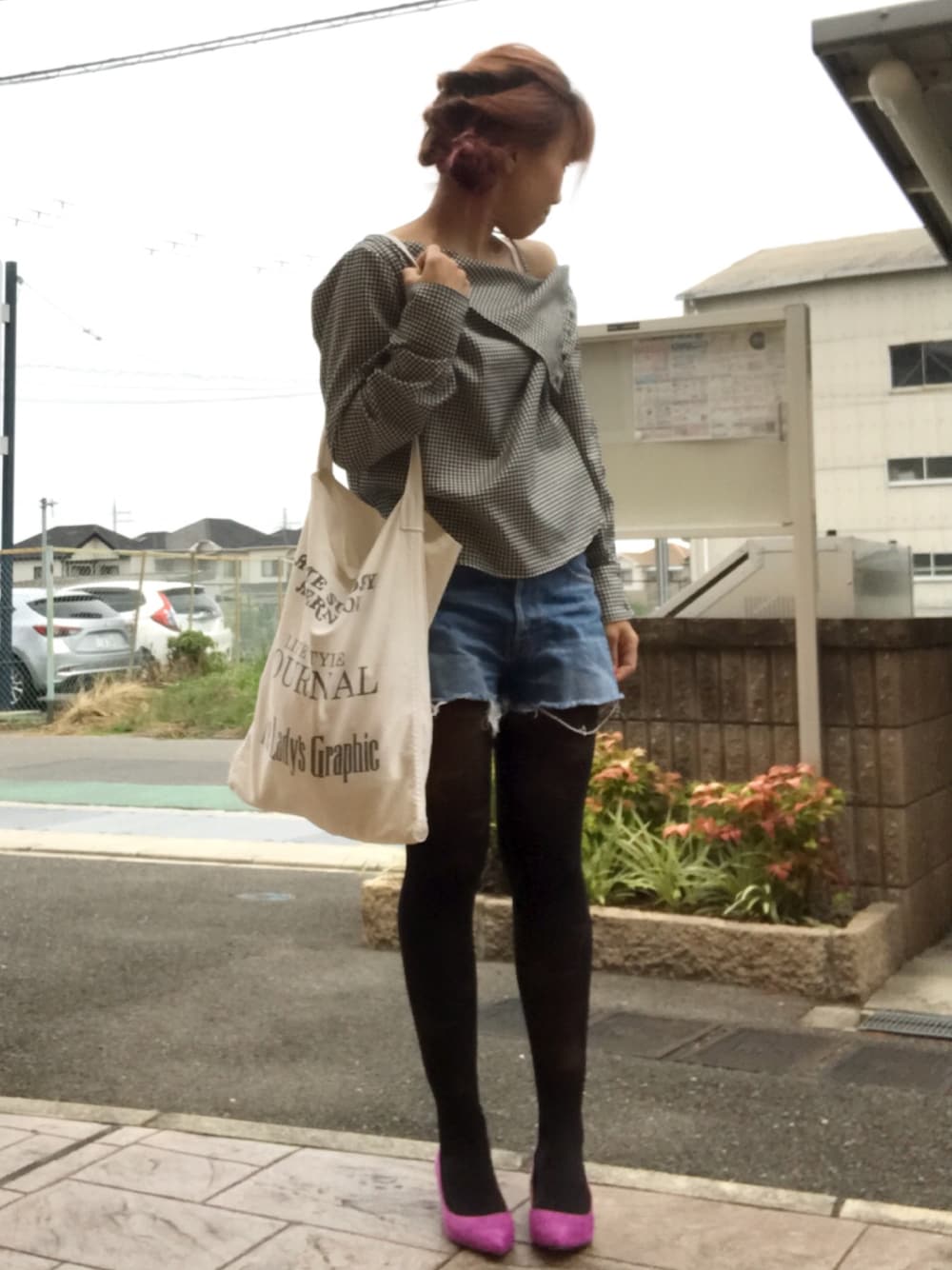 その他のシャツ/ブラウス、ホワイト系のトートバッグ、ブルー系のデニムパンツを着用したレディースの夏コーディネートの1枚目の写真