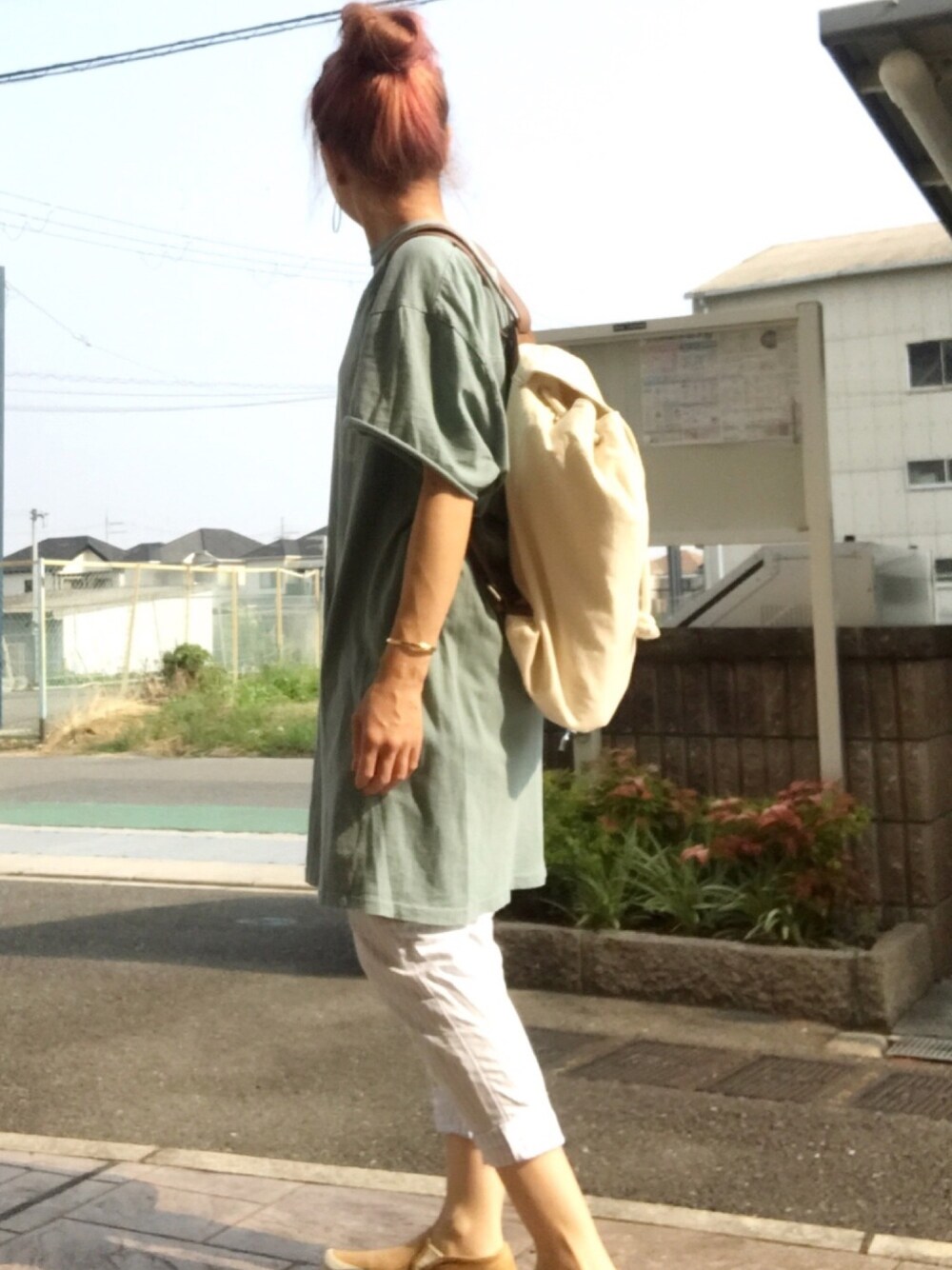 「ビッグT、ストライプ、パンツスタイル、スリッポン、夏コーデ、おだんごヘアー、リュック、ピアス、バングル、パールアクセ」｜「TODAYFULのストーン＆フープピアス（ピアス（両耳用）、ホワイト系）」を使った、いく☆さん（レディース・153cm）の夏コーディネートの1枚目の写真