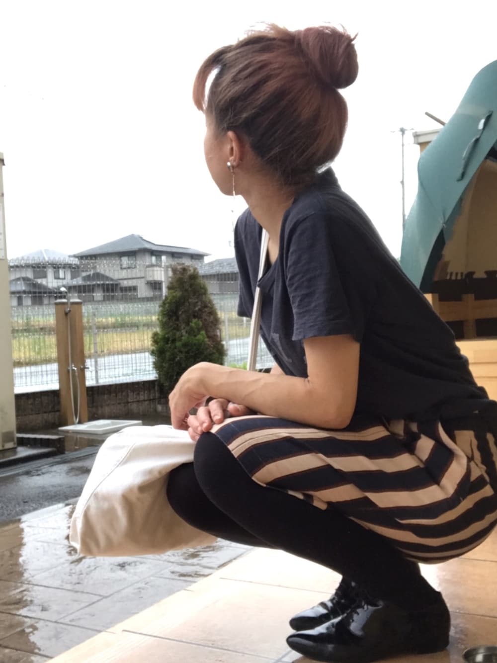 ブルー系のTシャツ/カットソー、ホワイト系のトートバッグ、ブルー系のその他パンツを着用したレディースの夏コーディネートの1枚目の写真