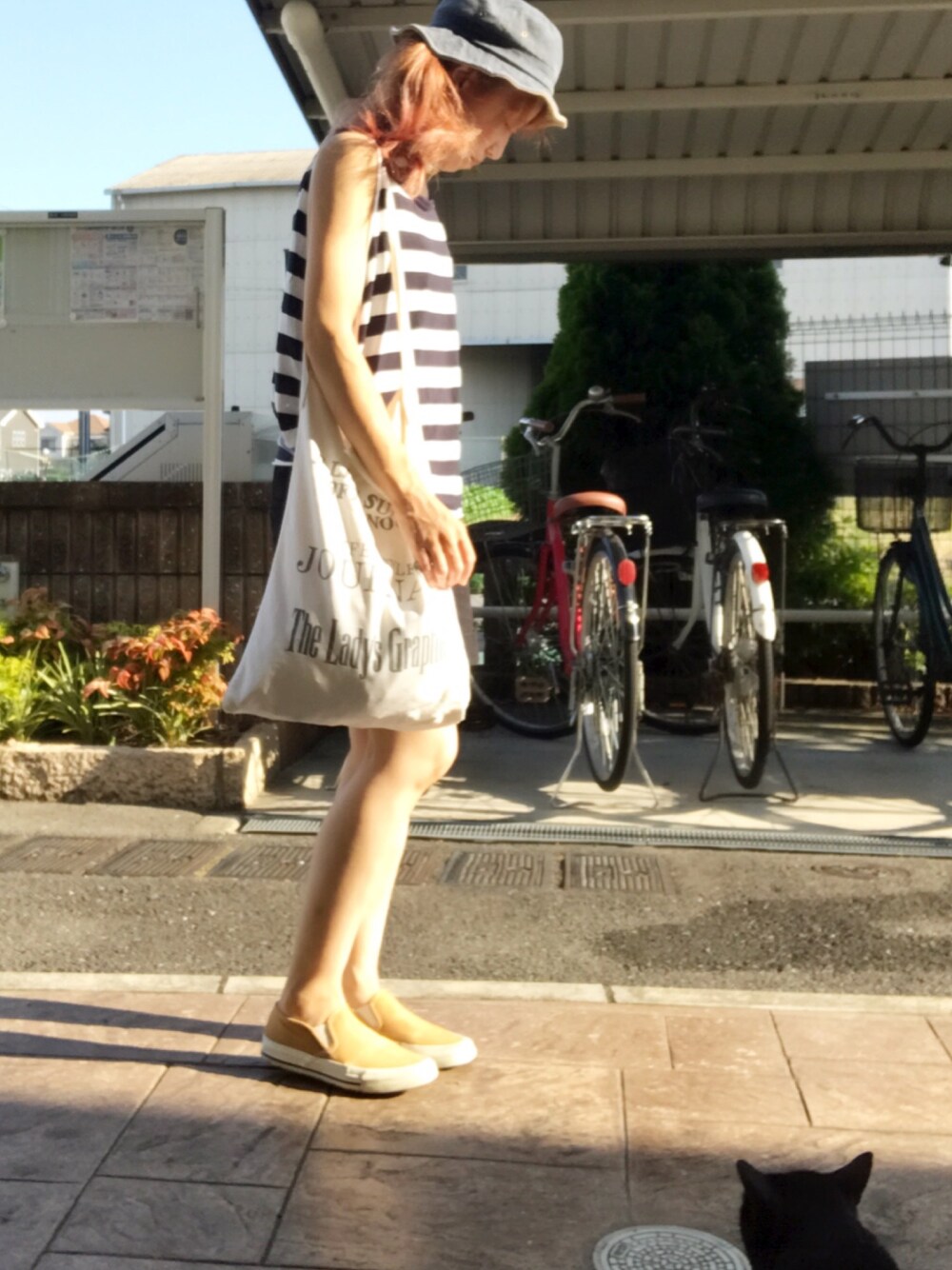 「タンクトップ、ボーダー、ショートパンツ、ショルダーバッグ、スリッポン、バケットハット、デニム」｜「TODAYFULのキャンバスバケットハット（ハット、ブルー系）」を使った、いく☆さん（レディース・153cm）の夏コーディネートの1枚目の写真