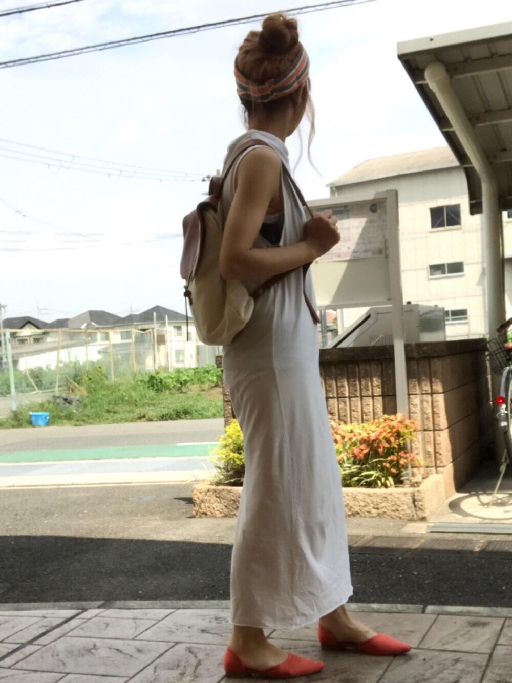 「ワンピース、シンプル、ペタンコ靴、リュック、ヘアバンド」｜「TODAYFULのモチーフヘアバンド（ヘアバンド、グリーン系）」を使った、いく☆さん（レディース・153cm）の夏コーディネートの1枚目の写真