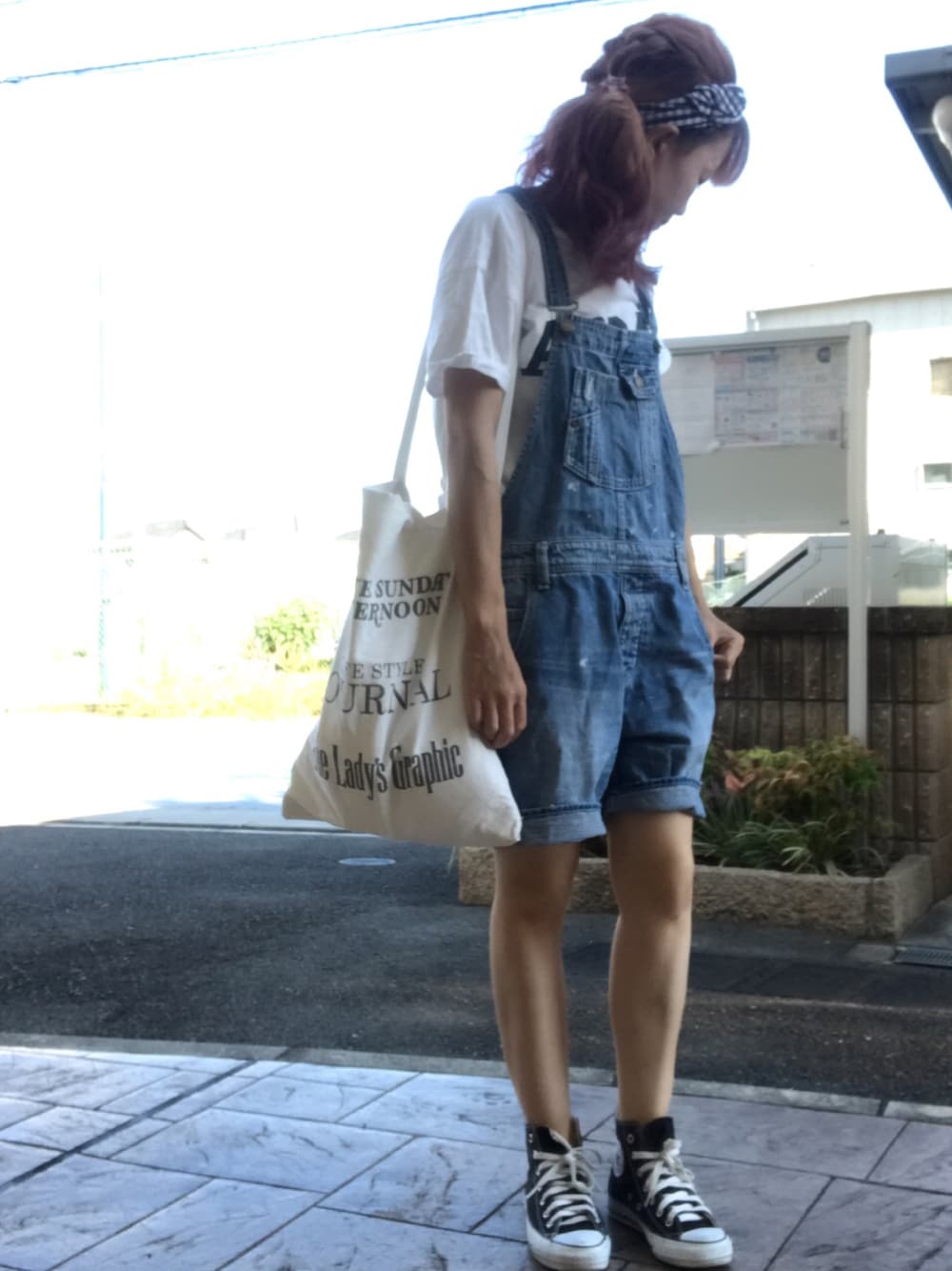 「サロペット、デニム、ハイカットスニーカー、黒スニーカー、白Tシャツ、ショルダーバッグ、ギンガムチェック、ヘアバンド」｜「MOUSSYのMONOTONE SLIM SCARF（ヘアバンド、ホワイト系）」を使った、いく☆さん（レディース・153cm）の秋コーディネートの1枚目の写真