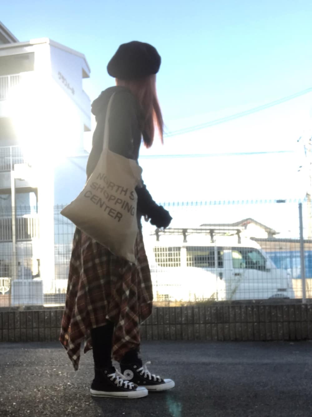 「パーカー、デニム、スキニーデニム、クラッシュデニム、チェック、スカート、スニーカー、ショルダーバッグ、ベレー帽、コーデュロイ」｜「TODAYFULのコーデゥロイベレー（ハンチング/ベレー帽、ブラック系）」を使った、いく☆さん（レディース・153cm）の秋コーディネートの1枚目の写真