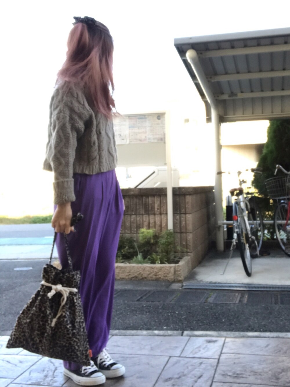 「ニット、パンツスタイル、スニーカー、レオパード、スカーフ、ピアス、シルバーアクセサリー」｜「TODAYFULのドットシフォンスカーフ（バンダナ/スカーフ、ブラック系）」を使った、いく☆さん（レディース・153cm）の秋コーディネートの1枚目の写真
