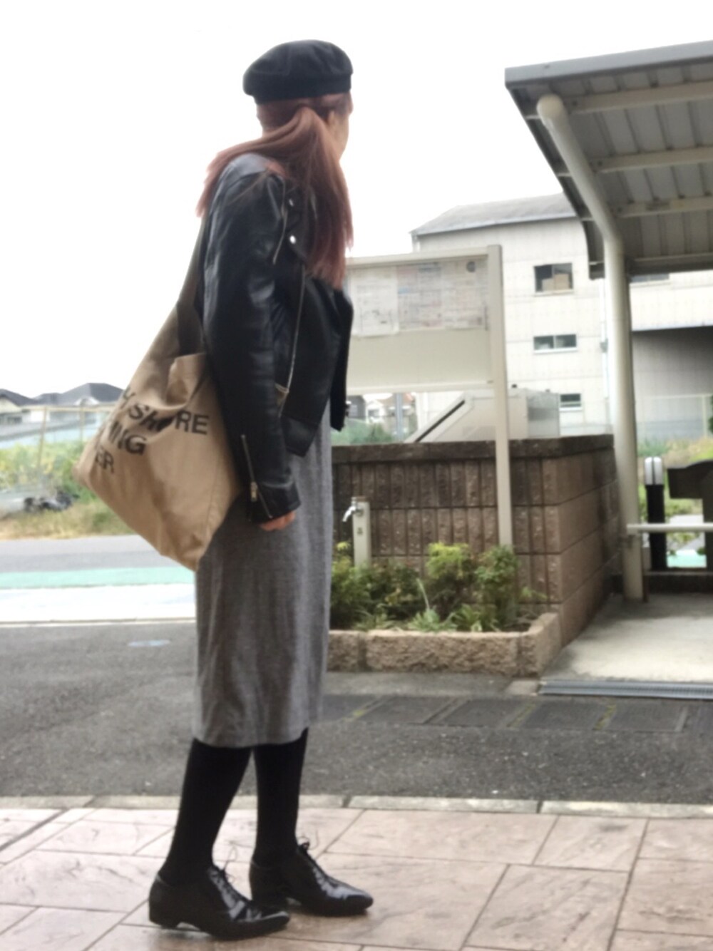 「ワンピース、タートルネック、黒タイツ、ショルダーバッグ、キャスケット、ライダース」｜「MOUSSYのSTANDARD CASQUETTE（キャスケット、ブラック系）」を使った、いく☆さん（レディース・153cm）の秋コーディネートの1枚目の写真