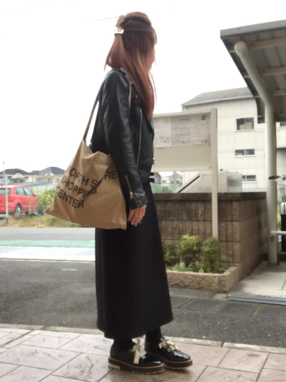 「ニット、ボーダー、タイトスカート、モノトーン、ブラック、シルバーアクセサリー、ショルダーバッグ」｜「TODAYFULのワイドリブボーダーニット（ニット/セーター、ホワイト系）」を使った、いく☆さん（レディース・153cm）の秋コーディネートの1枚目の写真
