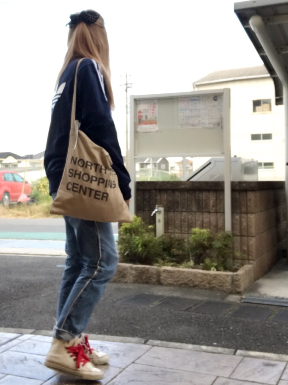 「タートルネック、デニム、ハイカットスニーカー、白スニーカー、ショルダーバッグ、ジャージ、ドット」｜「TODAYFULのドットシフォンスカーフ（バンダナ/スカーフ、ブラック系）」を使った、いく☆さん（レディース・153cm）の冬コーディネートの1枚目の写真