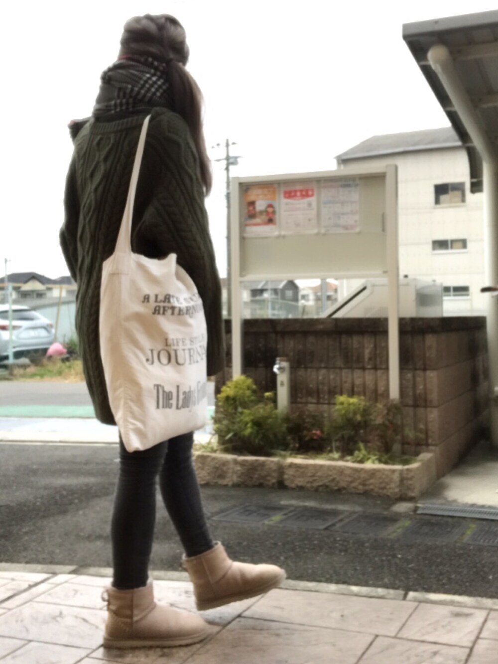 ホワイト系のトートバッグ、ブラック系のその他パンツ、レッド系のストール/ショールを着用したレディースの冬コーディネートの1枚目の写真