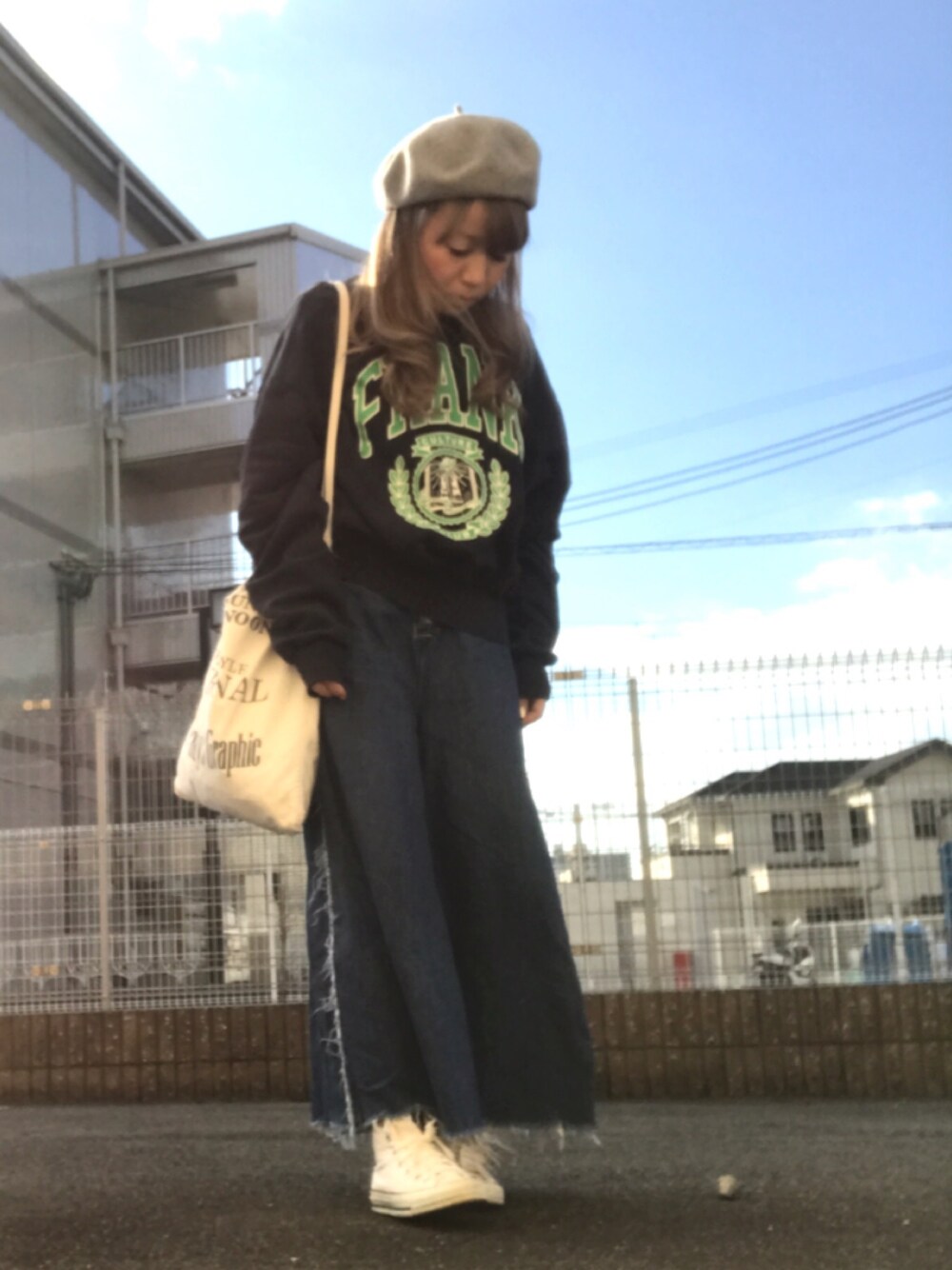「ベレー帽、スウェット、デニム、フレアパンツ、ハイカットスニーカー、白スニーカー、ショルダーバッグ、ピアス」｜「TODAYFULのBasicベレー（ハンチング/ベレー帽、グレー系）」を使った、いく☆さん（レディース・153cm）の冬コーディネートの1枚目の写真