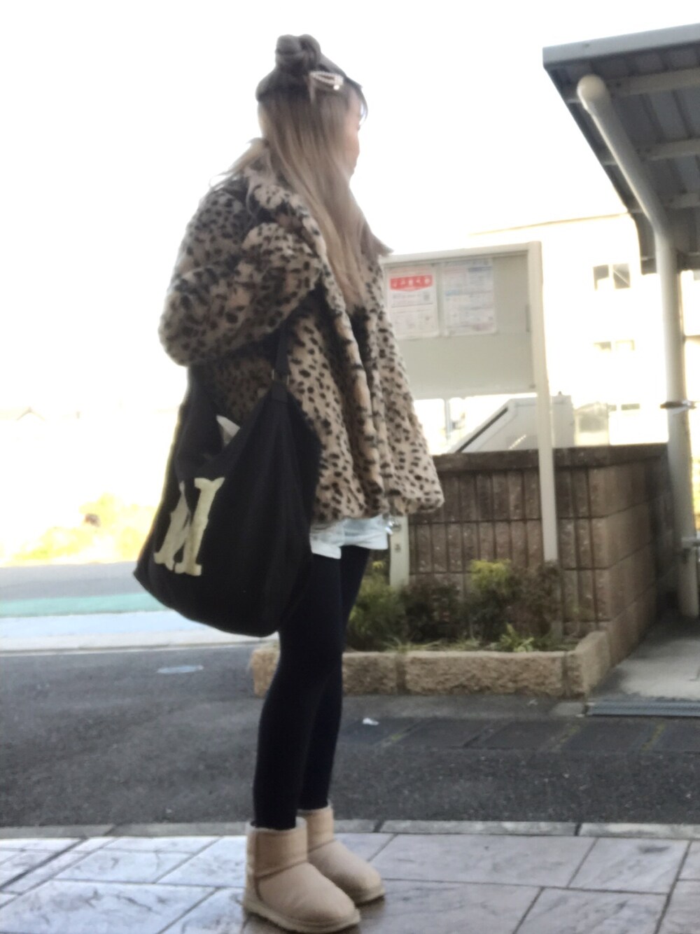 「ファーコート、レオパード、タートルネック、ニット、ショートパンツ、クラッシュデニム、カラータイツ、ムートンブーツ、ショルダーバッグ、ピアス」｜「niko and...のパールセットヘアピンB（ヘアピン、ホワイト系）」を使った、いく☆さん（レディース・153cm）の冬コーディネートの1枚目の写真