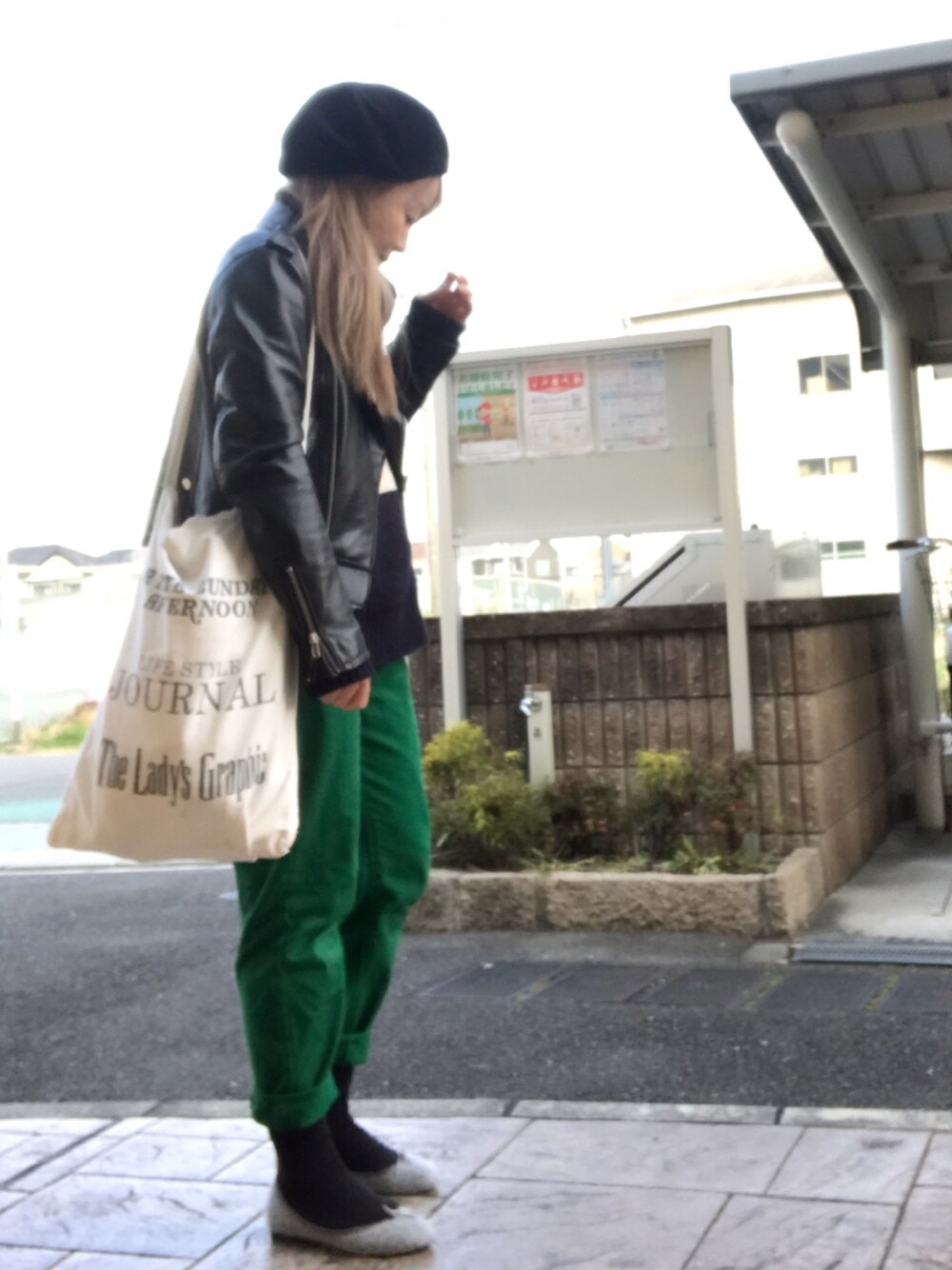 「タートルネック、ライダース、パンツスタイル、ショルダーバッグ、コーデュロイ、ベレー帽」｜「TODAYFULのコーデゥロイベレー（ハンチング/ベレー帽、ブラック系）」を使った、いく☆さん（レディース・153cm）の冬コーディネートの1枚目の写真