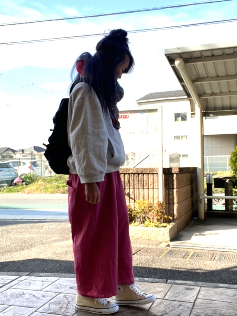 「スウェット、ハイカットスニーカー、ベージュコンバース、パールアクセ、おだんごヘアー、ストール、はるコーデ、チェック、リュック」｜「niko and...のパールセットヘアピンB（ヘアピン、ホワイト系）」を使った、いく☆さん（レディース・153cm）の冬コーディネートの1枚目の写真