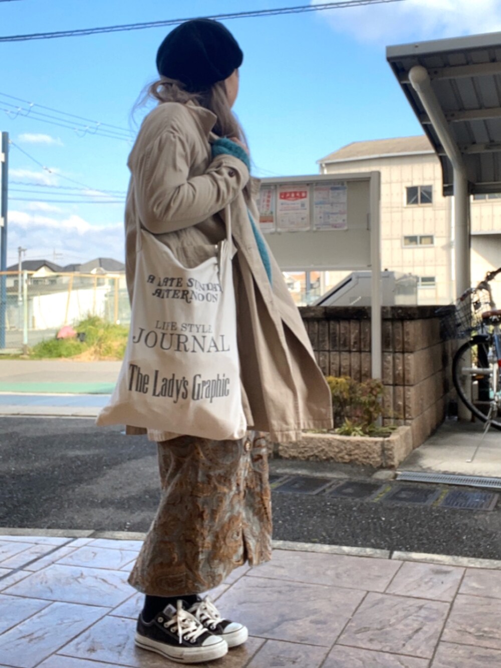 「トレンチコート、ニット、ショルダーバッグ、スニーカー、スカート、ペイズリー、コーデュロイ、ベレー帽、ピアス」｜「TODAYFULのコーデゥロイベレー（ハンチング/ベレー帽、ブラック系）」を使った、いく☆さん（レディース・153cm）の春コーディネートの1枚目の写真