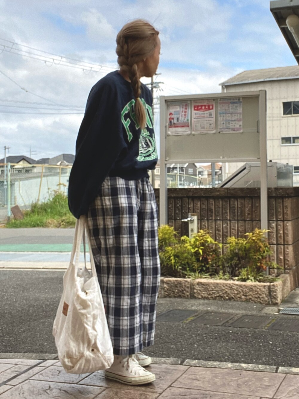 「スウェット、チェックパンツ、ハイカットスニーカー、白スニーカー、パールアクセ」｜「niko and...のパールセットヘアピンB（ヘアピン、ホワイト系）」を使った、いく☆さん（レディース・153cm）の春コーディネートの1枚目の写真