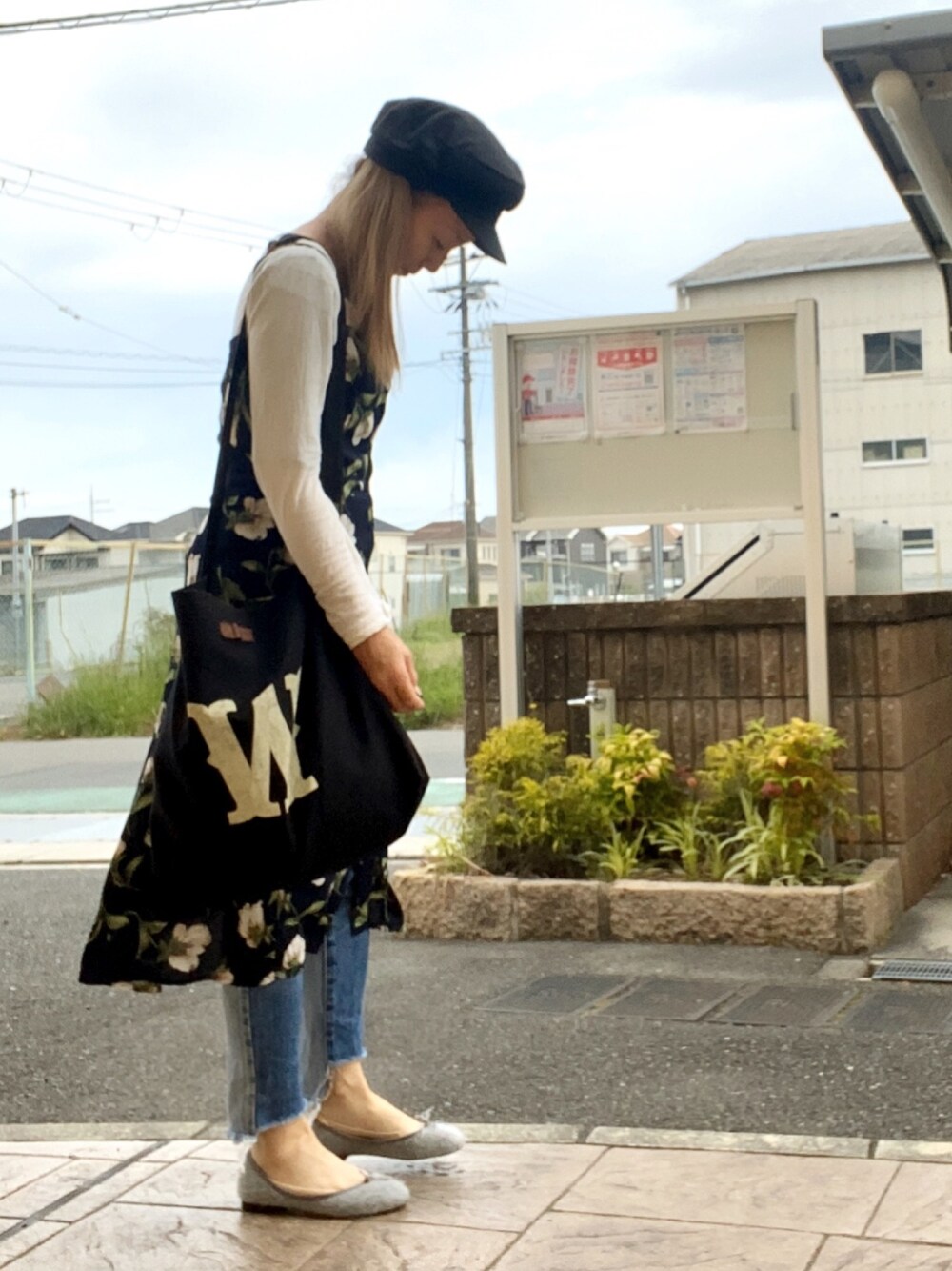 ブルー系のワンピース、ブラック系のバックパック/リュック、ブルー系のデニムパンツを着用したレディースの春コーディネートの1枚目の写真