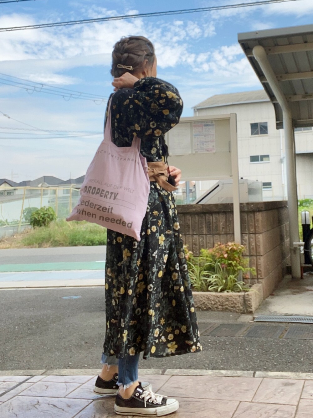 「ワンピース、花柄、スニーカー、パールアクセ」｜「niko and...のパールセットヘアピンB（ヘアピン、ホワイト系）」を使った、いく☆さん（レディース・153cm）の夏コーディネートの1枚目の写真
