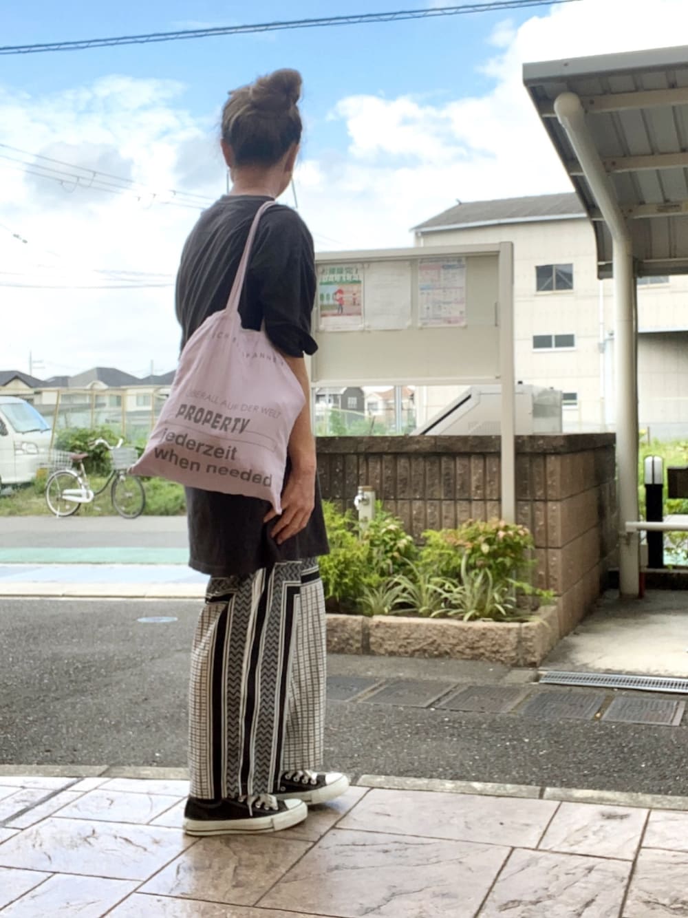 「ビッグT、パンツスタイル、ショルダーバッグ、パールアクセ、ピアス、スニーカー」｜「niko and...のパールセットヘアピンB（ヘアピン、ホワイト系）」を使った、いく☆さん（レディース・153cm）の夏コーディネートの1枚目の写真