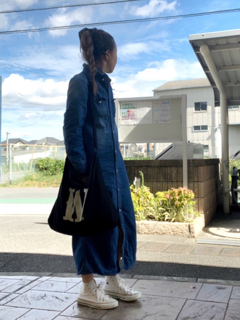 「デニム、ワンピース、白スニーカー、ハイカットスニーカー、ショルダーバッグ、ドット」｜「TODAYFULのドットシフォンスカーフ（バンダナ/スカーフ、ブラック系）」を使った、いく☆さん（レディース・153cm）の夏コーディネートの1枚目の写真