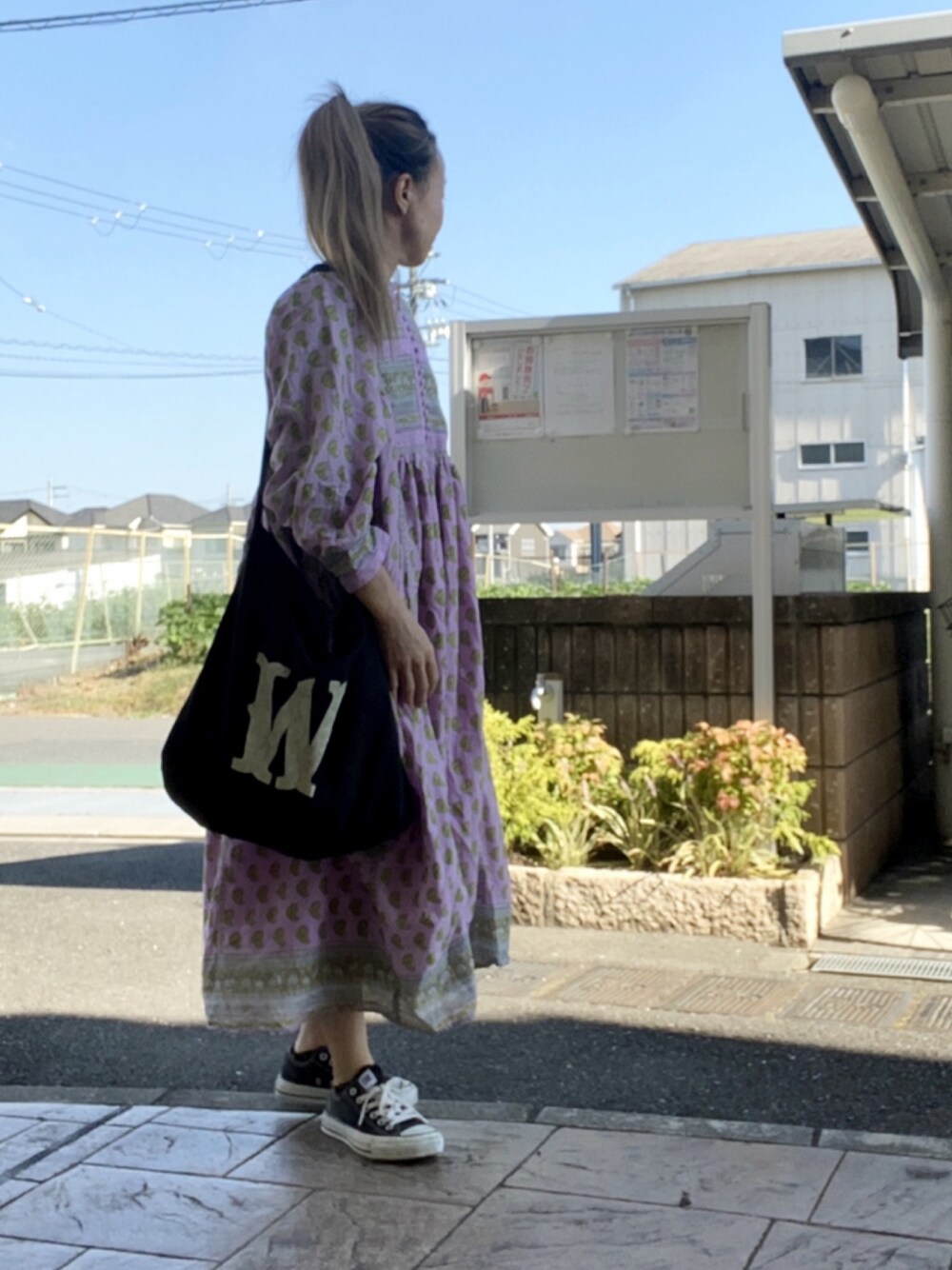 「ワンピース、スニーカー、ショルダーバッグ」｜「MILKFED.のPRINTED DRESS（ドレス、パープル系）」を使った、いく☆さん（レディース・153cm）の夏コーディネートの1枚目の写真