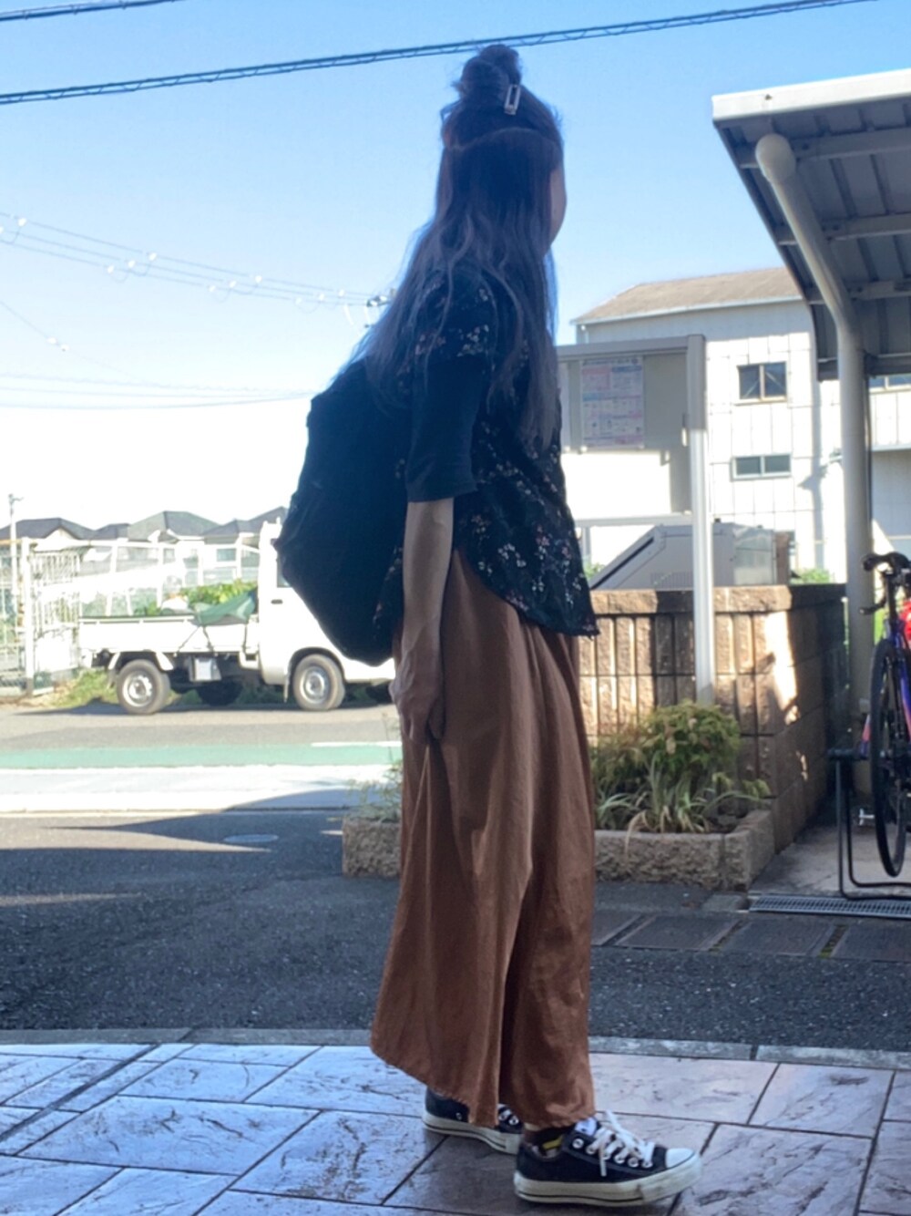 「花柄、ロングスカート、スニーカー、リュック、パールアクセ、おだんごヘアー」｜「niko and...のパールセットヘアピンB（ヘアピン、ホワイト系）」を使った、いく☆さん（レディース・153cm）の秋コーディネートの1枚目の写真