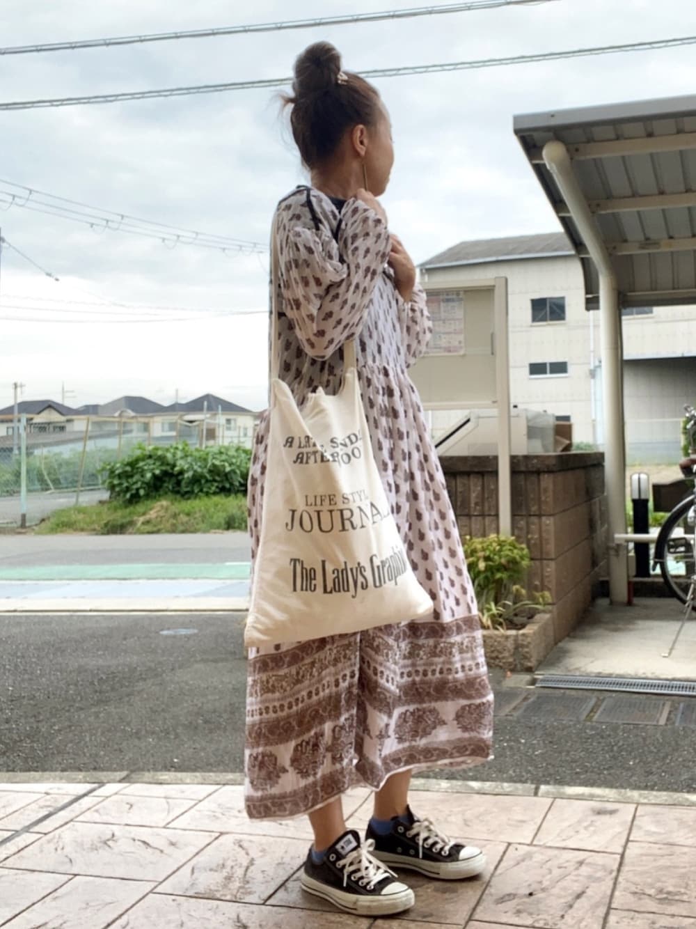 「ワンピース、スニーカー、ショルダーバッグ」｜「niko and...のパールセットヘアピンB（ヘアピン、ホワイト系）」を使った、いく☆さん（レディース・153cm）の秋コーディネートの1枚目の写真