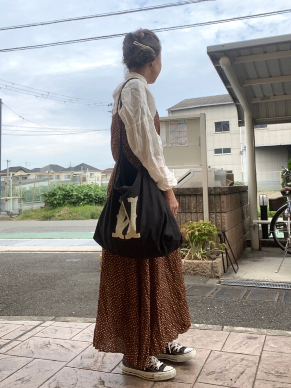 「ワンピース、ドット、ショルダーバッグ、スニーカー、パールアクセ」｜「niko and...のパールセットヘアピンB（ヘアピン、ホワイト系）」を使った、いく☆さん（レディース・153cm）の秋コーディネートの1枚目の写真